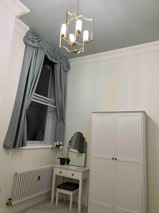 Victorian Stay In Ocean Village Southampton Eksteriør billede