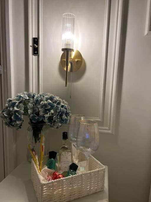 Victorian Stay In Ocean Village Southampton Eksteriør billede